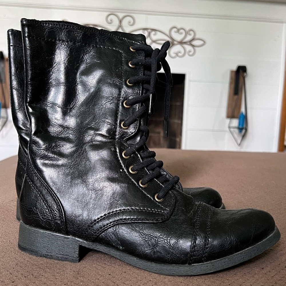 Black-Size 7- American Eagle Outfitters- Colonial lace up boots